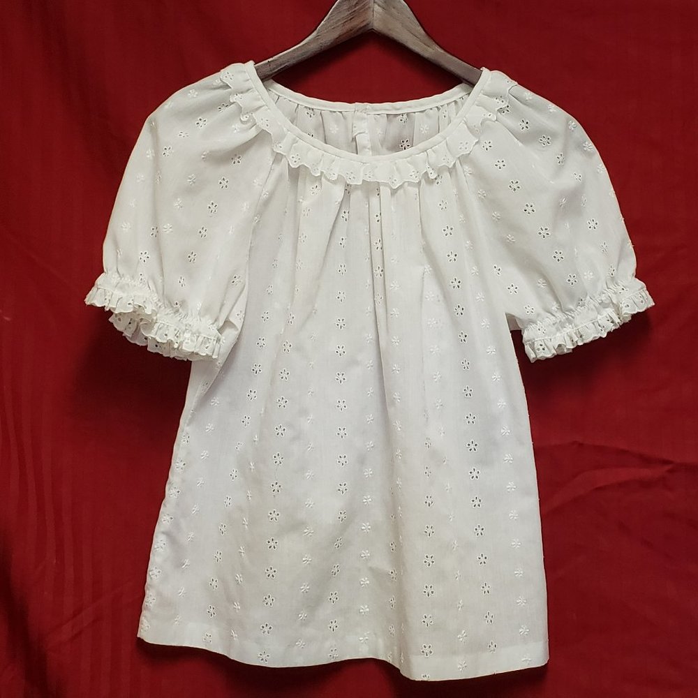 Size S, White Eyelet Floral Patterned Crew Neck Short Puffy Sleeve Summer Top.